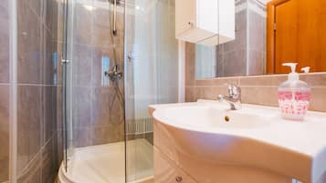 Comfort Studio, City View | Bathroom | Shower, free toiletries, towels