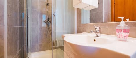 Studio Confort, vue sur la ville | Salle de bain | Douche, articles de toilette (gratuits), serviettes fournies