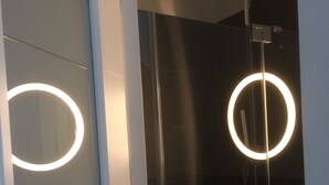 Un bagno moderno con cabina doccia in vetro e servizi igienici.