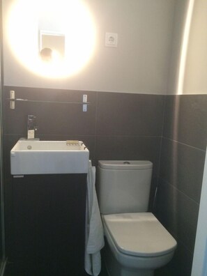 ห้องซิตี้ดับเบิล, เตียงใหญ่ 1 เตียง, ปลอดบุหรี่, วิวเมือง | ห้องน้ำ | ฝักบัว, ไดร์เป่าผม, เสื้อคลุมอาบน้ำ, รองเท้าสวมภายในห้อง