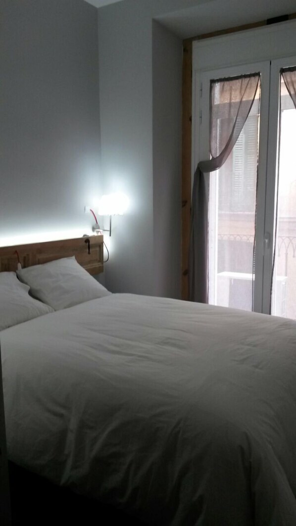 ห้องซิตี้ดับเบิล, เตียงใหญ่ 1 เตียง, ปลอดบุหรี่, วิวเมือง | เครื่องนอนระดับพรีเมียม, ผ้านวมขนเป็ด, ห้องพักตกแต่งอย่างมีเอกลักษณ์