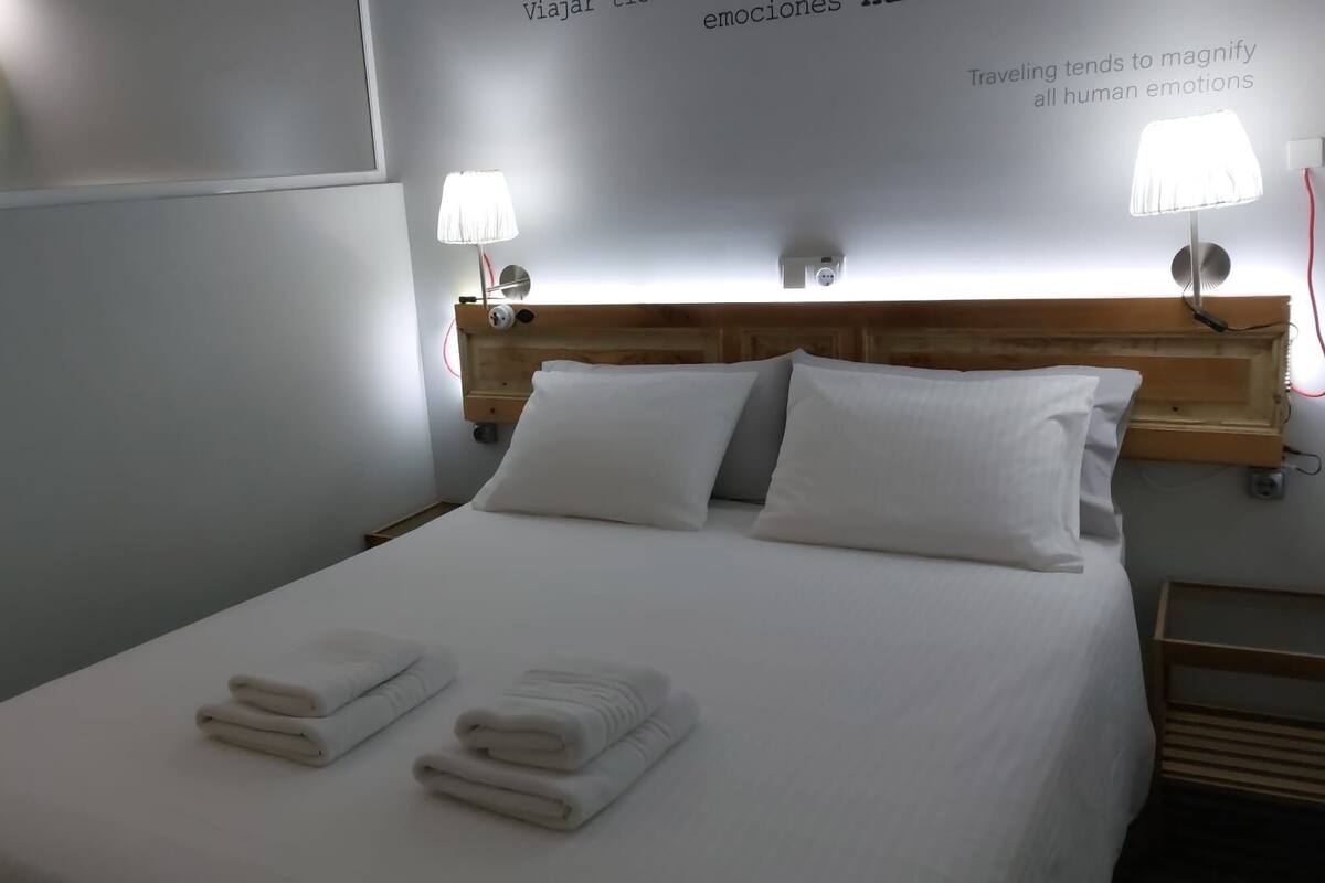 Camera Basic, 1 letto matrimoniale | Biancheria da letto di alta qualità, copriletto in piuma