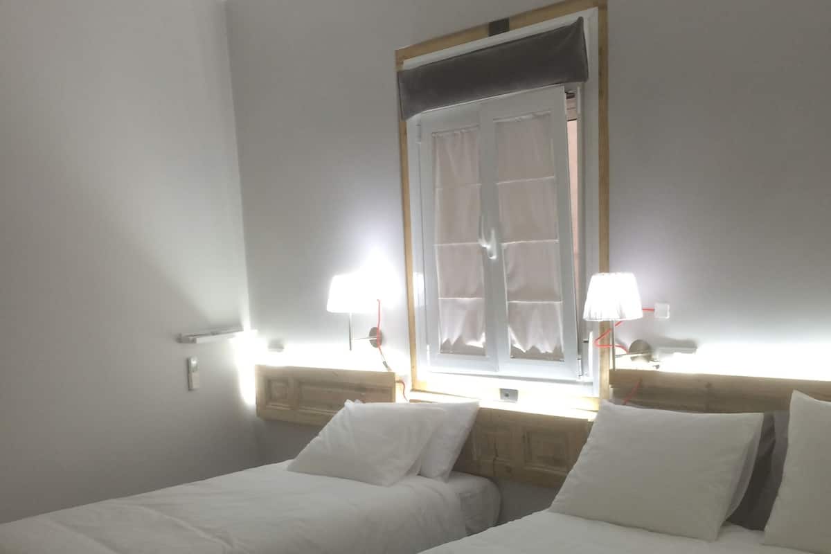 Camera familiare, letti multipli, non fumatori, bagno privato | Biancheria da letto di alta qualità, copriletto in piuma