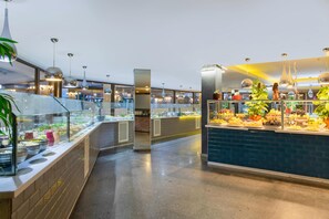 6 间餐厅，供应早餐、午餐和晚餐，国际美食