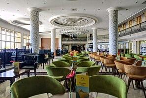 Área de estar no saguão