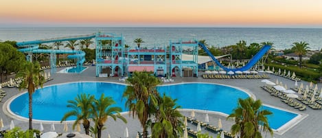 Piscina interna, piscina externa, guarda-sóis, espreguiçadeiras