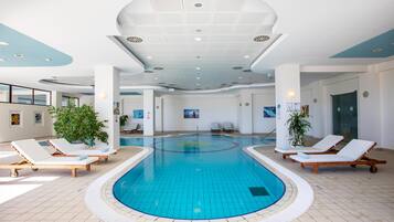 Kolam renang indoor dan kolam renang outdoor, dengan payung kolam renang