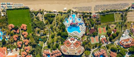Plage privée, chaises longues, parasols, serviettes de plage