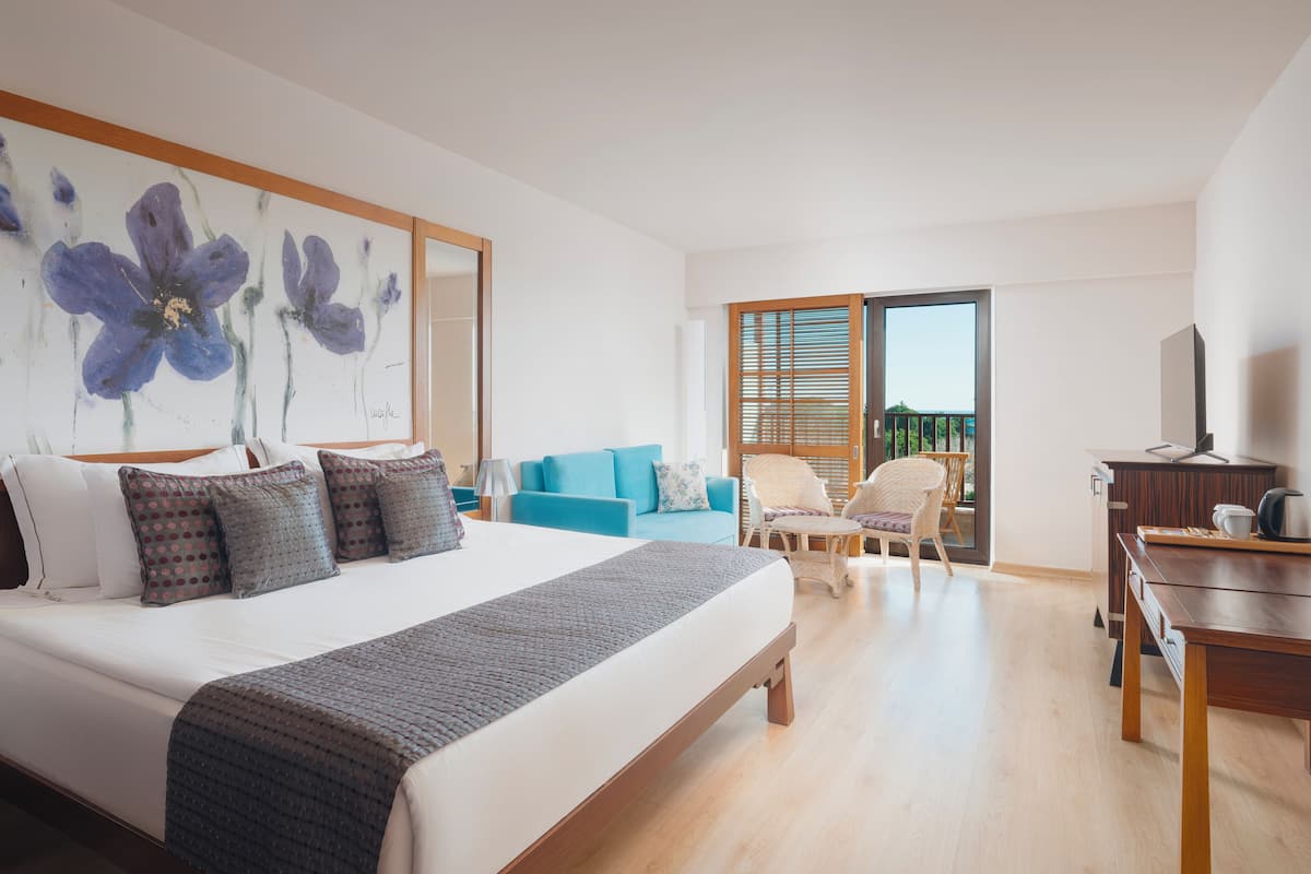 Minibar (some free items), in-room safe, soundproofing, WiFi (free)