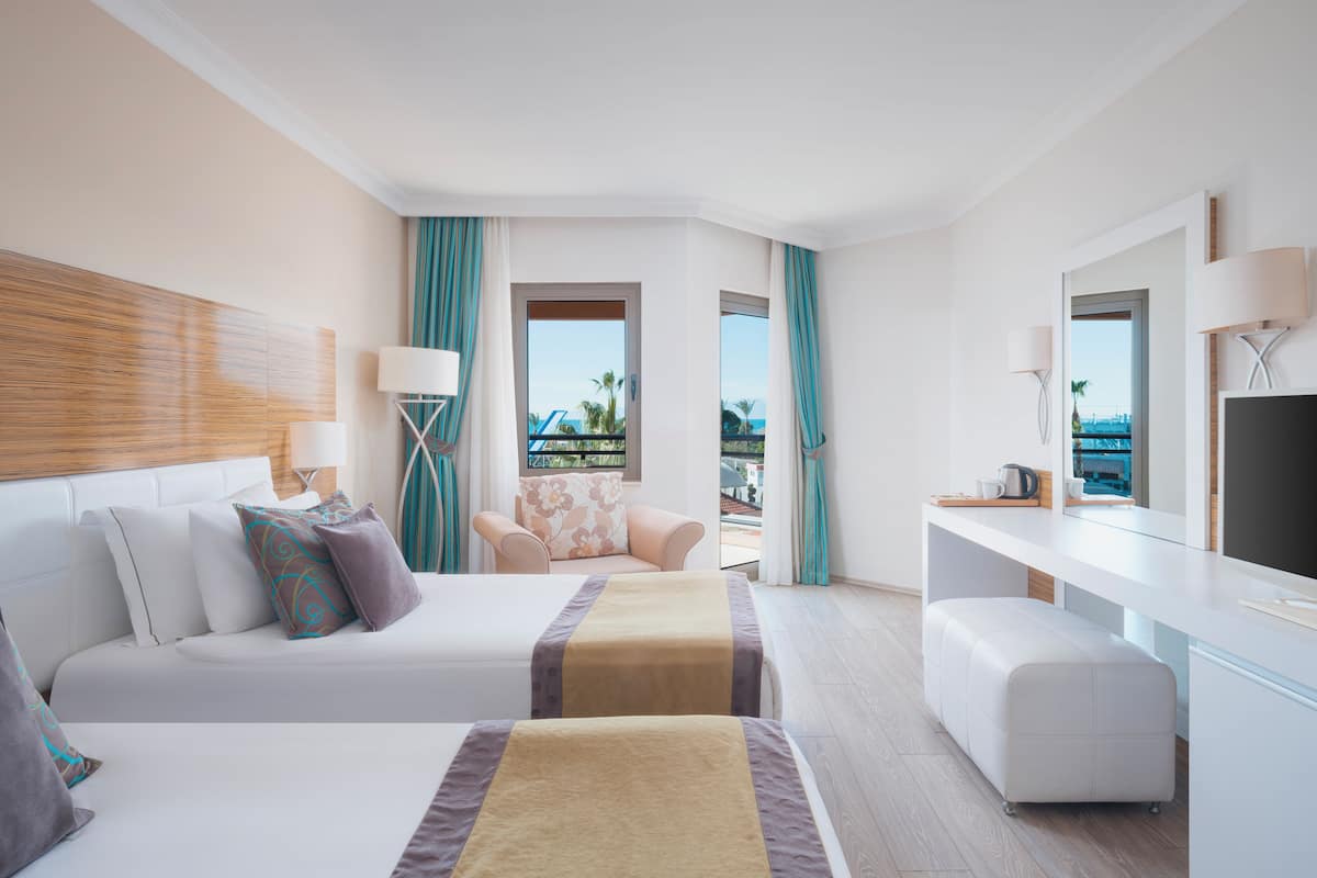 Minibar (some free items), in-room safe, soundproofing, WiFi (free)