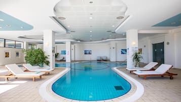 Piscina coperta, piscina all'aperto, ombrelloni da piscina, lettini