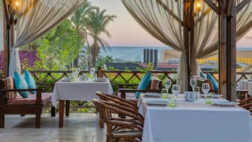 6 restaurantes; se sirve desayuno, almuerzo y cena; cocina internacional