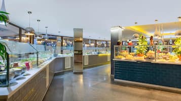 6 restaurantes; se sirve desayuno, almuerzo y cena; cocina internacional