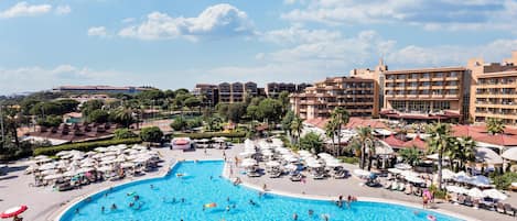 Inomhuspool, utomhuspool, parasoller och solstolar