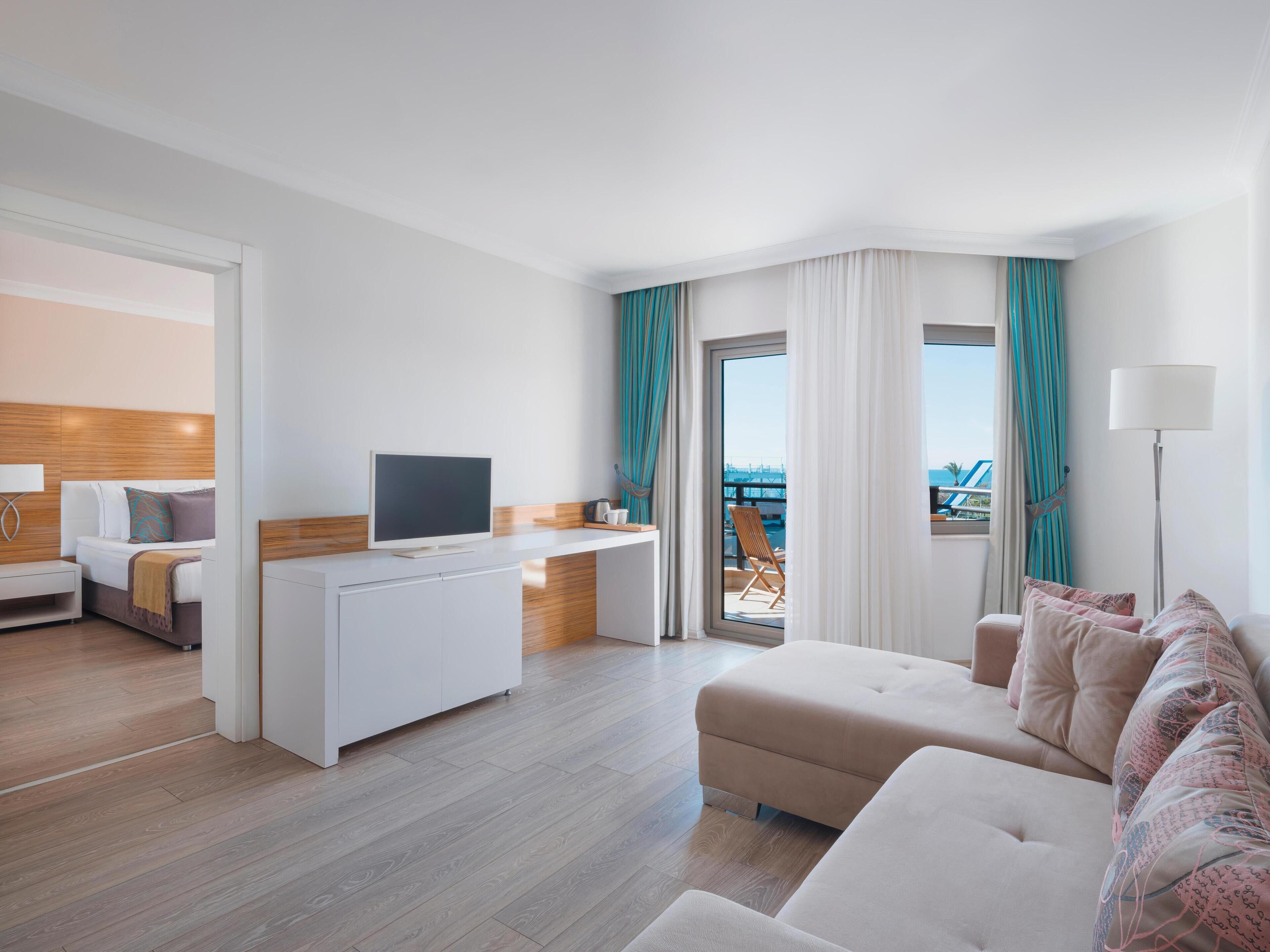 Aqua Family Suite Room | Minibarvarer (inkludert), safe på rommet og lydisolert