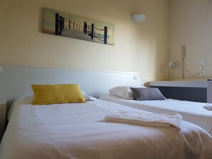 Bureau, chambres insonorisées, lits bébé (gratuits), Wi-Fi gratuit