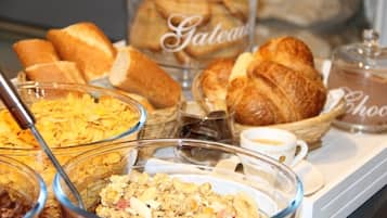 Daily continental breakfast (EUR 9.5 per person)