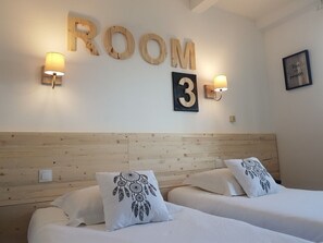 Twin Room | Desk, soundproofing, free cribs/infant beds, free WiFi - Le Sainte Florence (Essarts en Bocage)