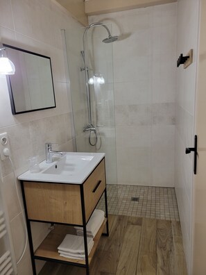 Douche, douche à « effet pluie », articles de toilette gratuits