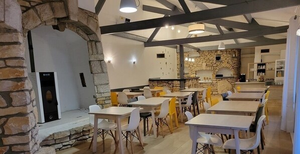 Daily continental breakfast (EUR 9.5 per person) - Le Sainte Florence (Essarts en Bocage)