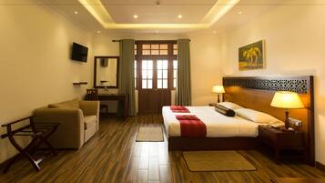 Habitación Deluxe doble, 1 habitación, balcón | 1 dormitorio, ropa de cama de alta calidad, escritorio y cortinas opacas