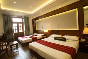 Family Room | Premium bedding, desk, blackout curtains, iron/ironing board - Heaven Seven Nuwara Eliya (Nuwara Eliya)