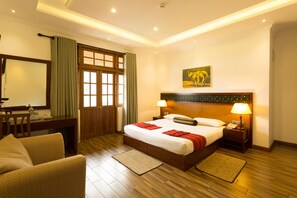 Habitación doble Deluxe, 1 habitación, balcón | Ropa de cama de alta calidad, escritorio y cortinas blackout 