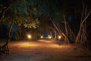 Beach nearby, sun-loungers, beach towels - Palm Beach Inn and Sea Shells Cabanas (Bentota)