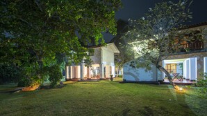 Ein modernes Haus mit gepflegtem Rasen und einer Terrassenfläche.