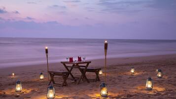 Breakfast, lunch, dinner served; seafood