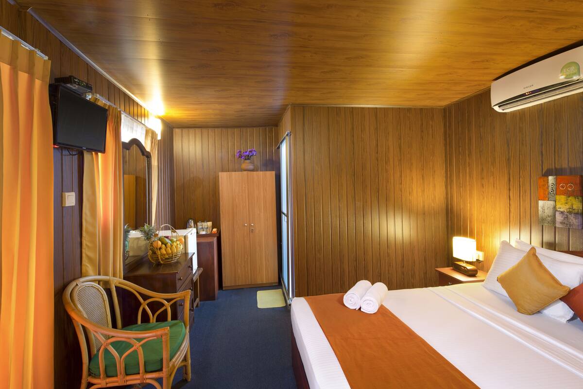 Chalet rustique, 1 très grand lit, vue sur le jardin, côté jardin | 1 chambre, coffre-fort, bureau, système d’insonorisation
