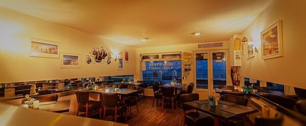 Se sirven cenas y cocina mediterránea