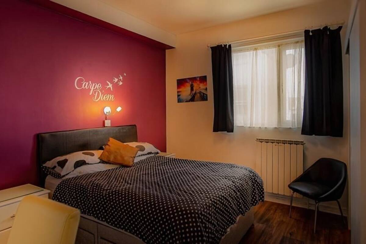 Escritorio, cortinas blackout y tabla de planchar con plancha