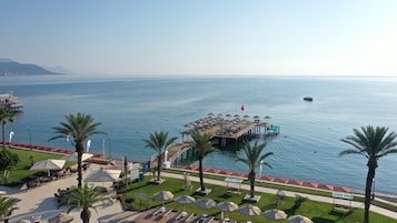 Özel plaj, şezlong, plaj şemsiyesi, plaj havlusu