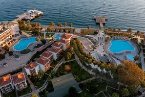 2 piscines extérieures, parasols de plage, chaises longues