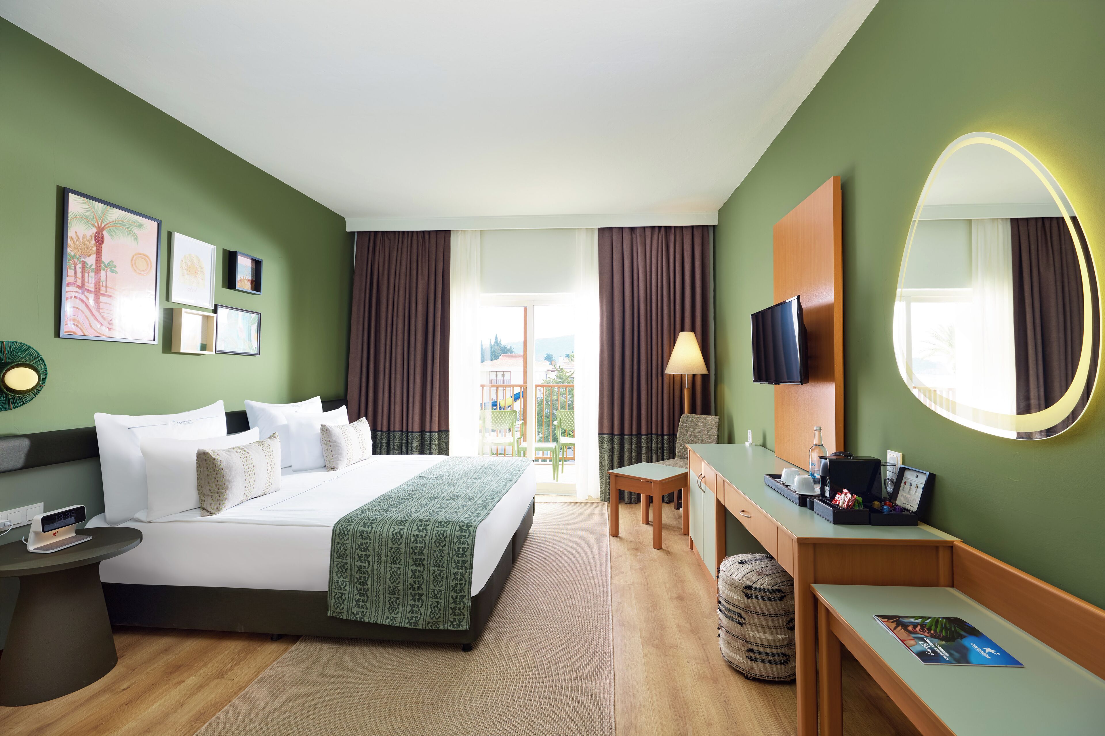 ميني بار وخزنة داخل الغرفة ومكتب ومساحة عمل للكمبيوتر المحمول