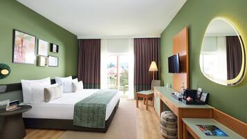 ميني بار وخزنة داخل الغرفة ومكتب ومساحة عمل للكمبيوتر المحمول