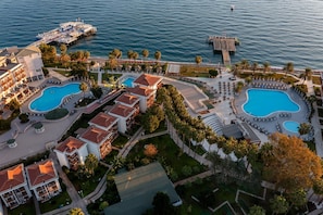 2 สระว่ายน้ำกลางแจ้ง, ร่มริมสระว่ายน้ำ, เก้าอี้อาบแดดริมสระ