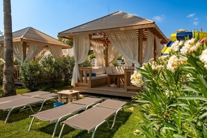 Playa privada, tumbonas, sombrillas y toallas de playa