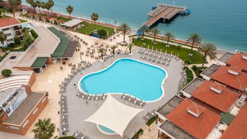 2 من حمّامات السباحة الخارجية، مظلات على حمّام السباحة، مقاعد للتشمس