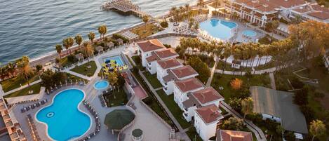 Pantai persendirian, kerusi lepak pantai, payung, tuala pantai