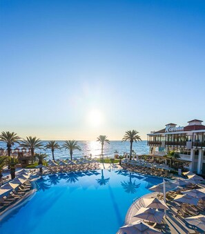 A resort pool with sun loungers and umbrellas, overlooking the sea. - Corendon Hydros Club Kemer (Kemer)