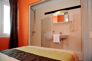 Economy-Doppelzimmer | Badezimmer | Dusche, Handtücher