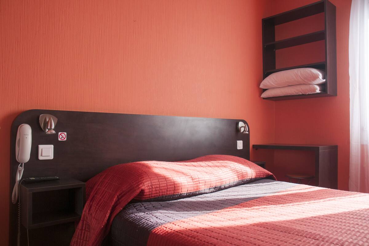 Standard Double Room | In-room safe, soundproofing, WiFi (free)