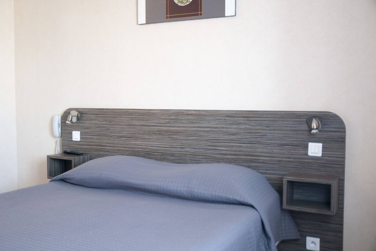 Comfort Double Room, 1 Double Bed | In-room safe, soundproofing, WiFi (free)