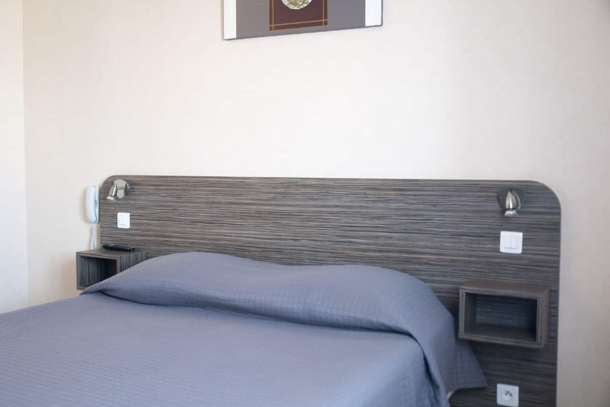 Chambre Double Confort, 1 lit double | Coffres-forts dans les chambres, chambres insonorisées, Wi-Fi gratuit