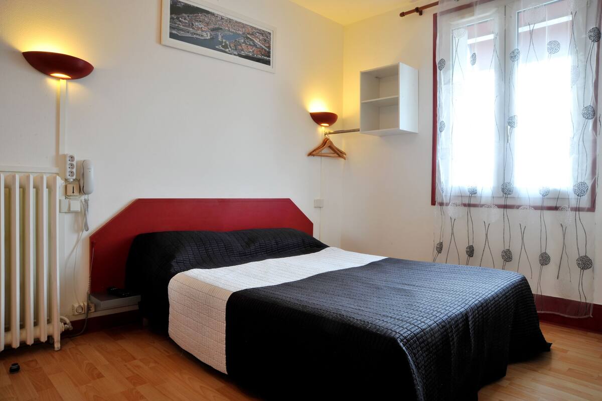 Economy Double Room | In-room safe, soundproofing, WiFi (free)