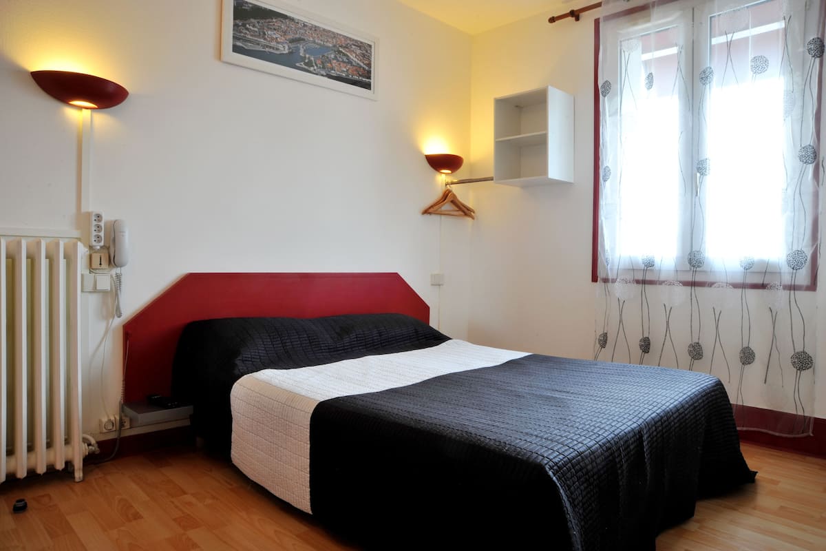 Chambre Double Ăconomique | Coffres-forts dans les chambres, chambres insonorisĂ©es, Wi-Fi gratuit
