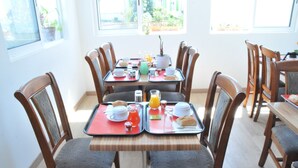 Breakfast meal - Hôtel Les Rosiers (La Rochelle)