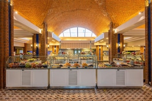 3 restaurants servant le déjeuner et le dîner, plats Cuisine turque